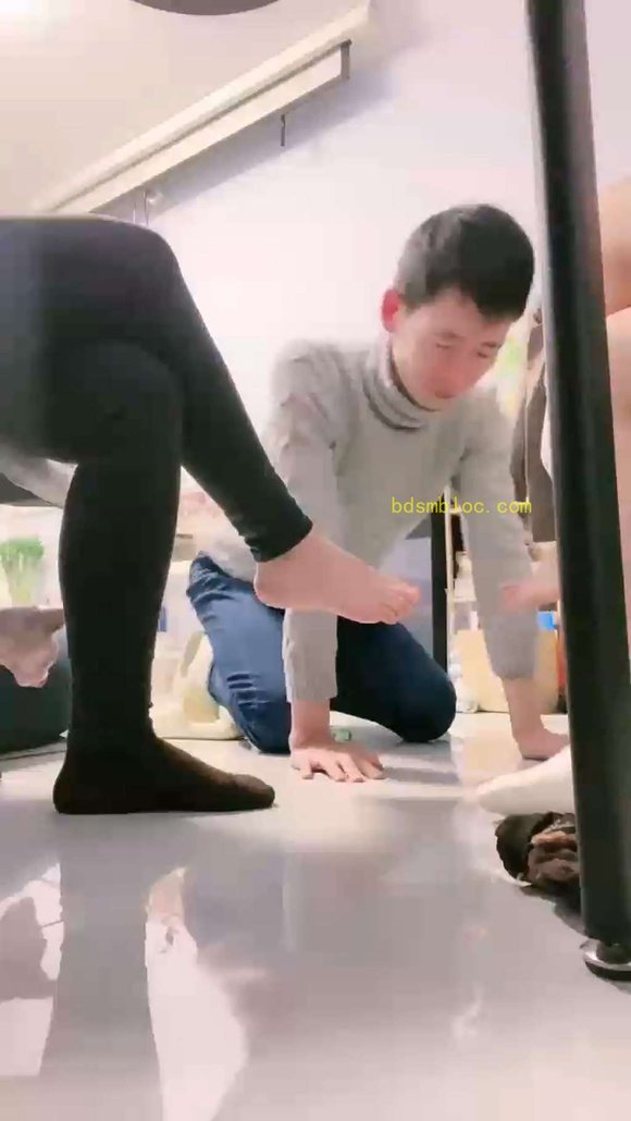 【鹿梦兮】带闺蜜首次调教脚奴