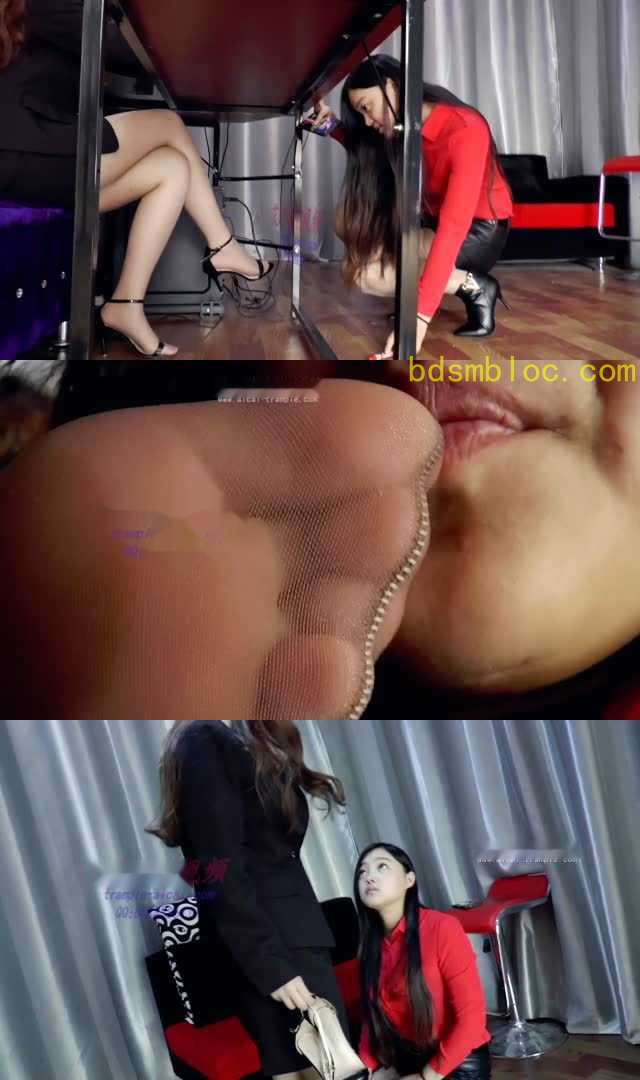 【品丝论足】女老板舔女秘书臭丝袜脚