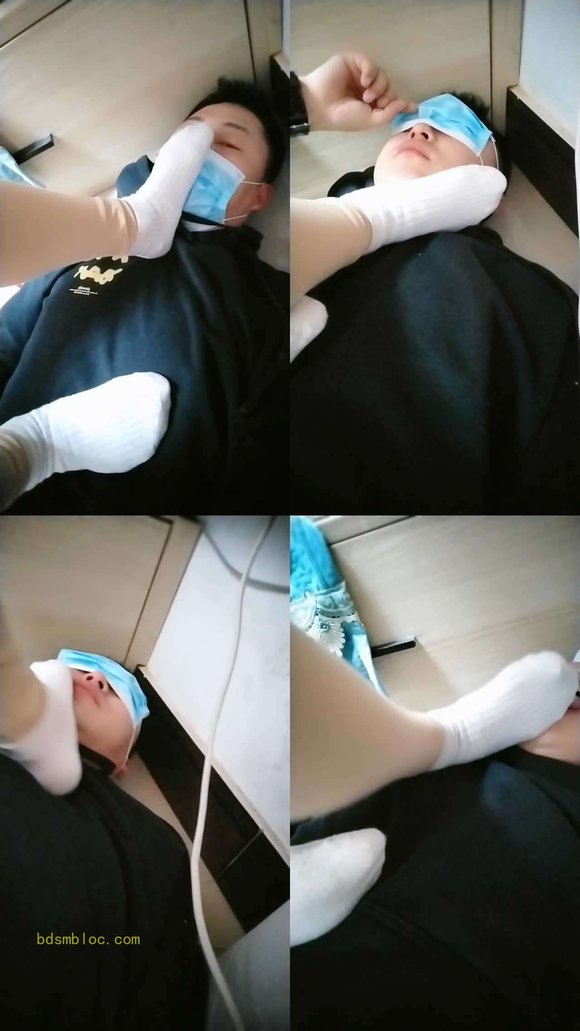 【悦悦大大】原味白袜脚蹂躏狗脸