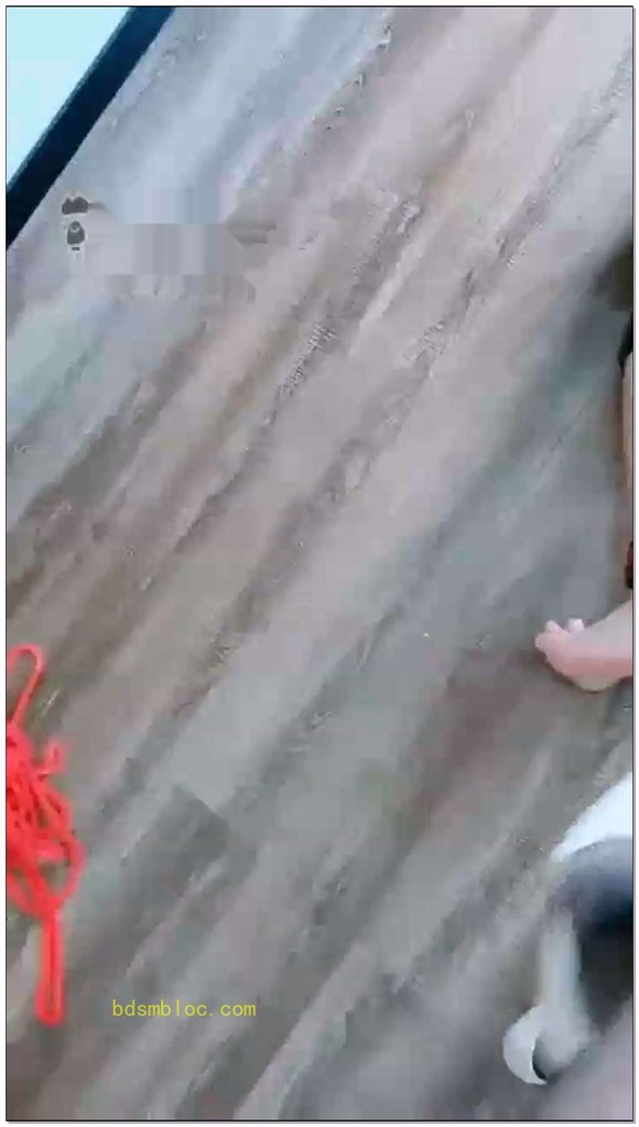 【多多】一个贱货起个大早为了晨尿而来