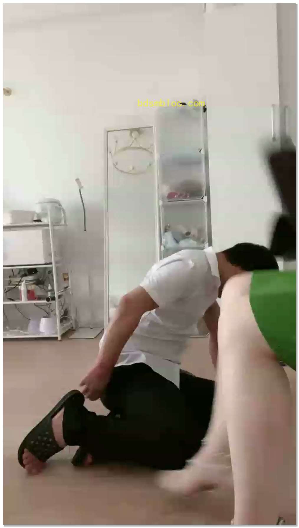 【汉娜s】舔脚鞭打清理鞋底