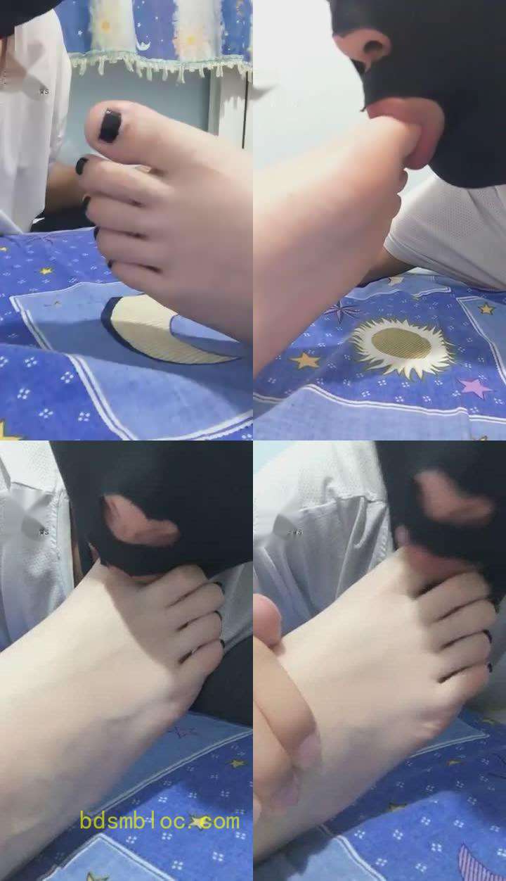 【00后冰冰女王】疯狂_趁主人睡着偷舔美脚闻臭鞋