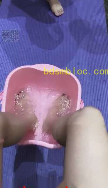 【蜜桃儿S】玩舌洗脚深喉闲聊