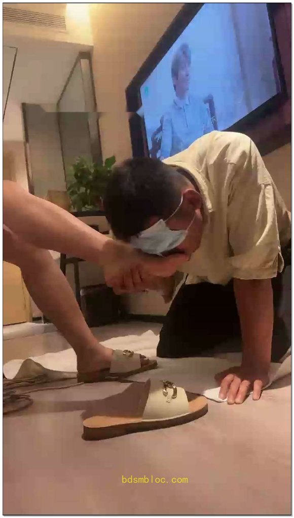 【西西小主】踢裆鞭打舔脚