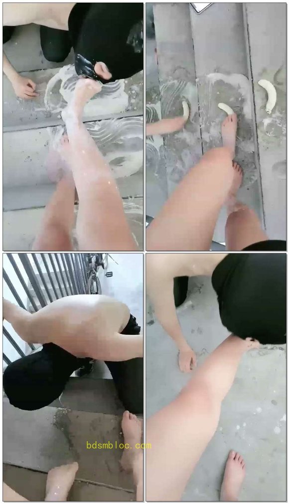 【傲柔】楼道酸奶喂食舔脚