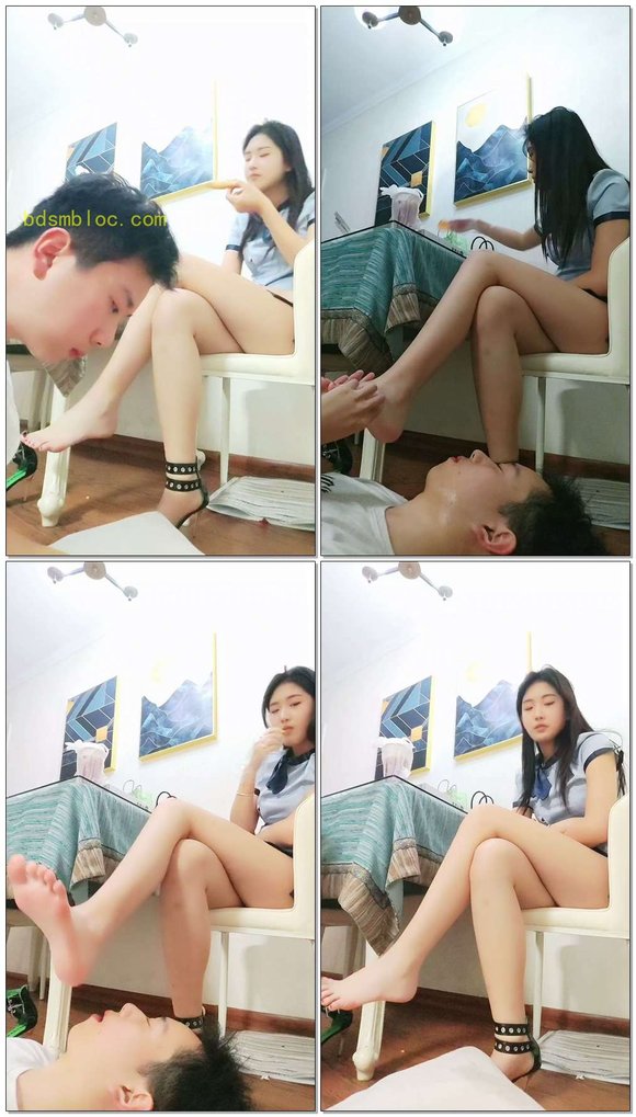 【亿姐】大学生板凳伺候吃饭