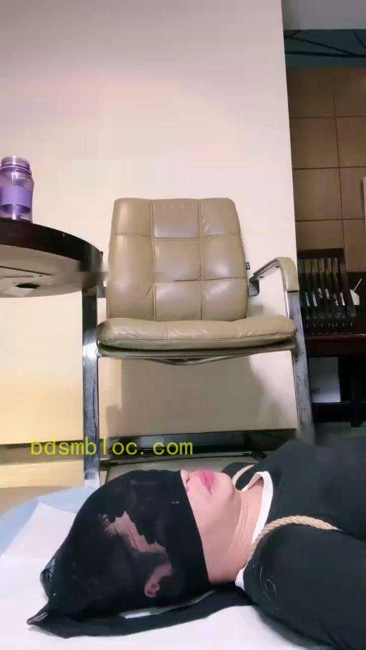 【若依】女王37码的黑丝脚深喉折磨